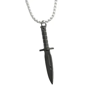 Collar con colgante de daga punk de acero inoxidable con acabado negro mate y cadena plata