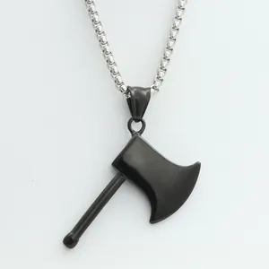 Détail du pendentif hache noire sur une chaîne en acier inoxydable argenté pour homme