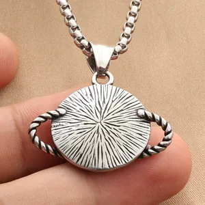 Collana con pendente a pianeta retrò in acciaio inossidabile con texture radiale e catena box