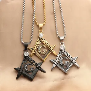 Detail von Freimaurer-Anhängern in Gold, Silber und Schwarz mit G-Symbol und Strass