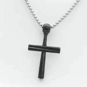 Détail du pendentif croix batte de baseball noire avec texture et chaîne box argentée