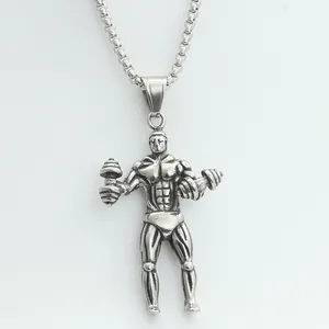 Dettaglio del ciondolo bodybuilder muscoloso con manubri in acciaio inox vintage