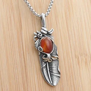 Collana con pendente a piuma in acciaio inossidabile retrò e pietra preziosa rossa