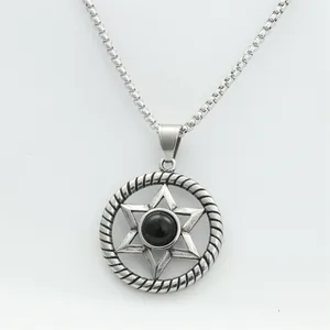 Makro-Detail von Punk Hexagramm Anhänger mit schwarzem Edelstein und Stahl-Gliederkette