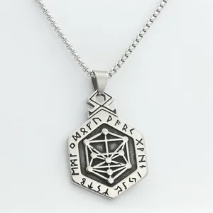 Macro di un ciondolo totem in argento con geometria sacra e incisioni di rune
