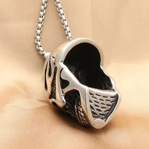 Punk-Stil Totenkopf-Anhänger aus Edelstahl mit Mecha-Details auf Satin-Hintergrund