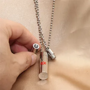 Detail eines silbernen medizinischen Zylinderanhängers mit rotem Symbol und Schraubverschluss