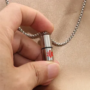 Poliertes silbernes Kapsel-Halsketten-Set aus Edelstahl mit rotem Medizin-Symbol