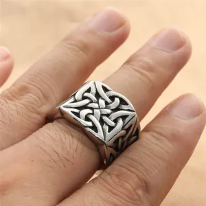 Anello vintage in acciaio inossidabile da uomo con nodo celtico e design punk