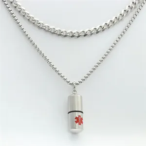 Makroaufnahme des silbernen Kapselanhängers aus Edelstahl mit rotem Star of Life Symbol