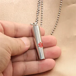 Nahaufnahme der medizinischen SOS-Kapsel aus Edelstahl mit rotem Star of Life Symbol