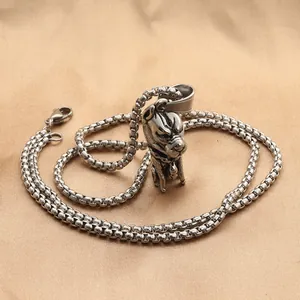 Collier punk en acier inoxydable avec pendentif pitbull détaillé sur chaîne maille
