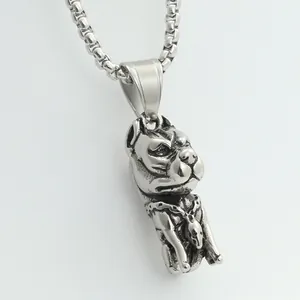 Détail du pendentif bouledogue en acier punk avec collier à crâne pour homme