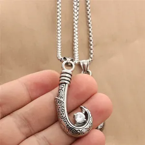 Nahaufnahme von Vintage-Angelhaken-Anhänger mit Stammesmuster und glänzendem Zirkon