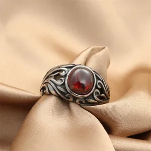 Anello Vintage in Acciaio Inossidabile con Gemma Rossa per Uomo Gothic Punk con Motivo a Volute Incise Fascia Ovale con Rubino Sintetico Gioielli Regalo