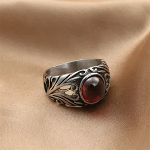Anello punk vintage da uomo in acciaio inossidabile con gemma rossa e filigrana gotica