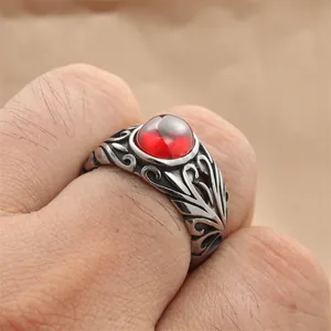 Anello vintage in acciaio inossidabile con gemma rossa rotonda e intagli gotici