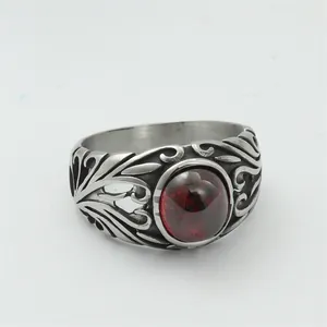 Anello vintage in acciaio inossidabile con gemma rossa ovale e rilievi floreali