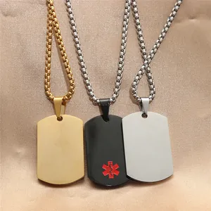 Vue macro de pendentifs d'alerte médicale en acier inoxydable avec chaînes vénitiennes
