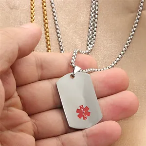 Gros plan sur la plaque d'identité médicale en acier avec symbole étoile de vie rouge