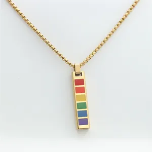Vista detallada del colgante rectangular dorado con rayas de esmalte arcoíris y cadena fina