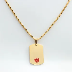 Gros plan du pendentif médical en acier doré avec symbole Star of Life sur chaîne box