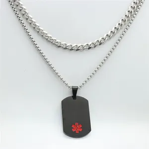 Détail d'un collier double en acier inoxydable avec pendentif médical Star of Life