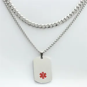 Détail de la chaîne cubaine en acier argenté avec pendentif d'alerte médicale