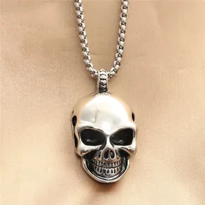 Pendentif tête de mort gothique en acier titane poli avec chaîne maille vénitienne