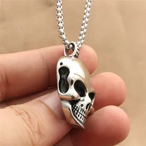Pendentif tête de mort punk en acier inoxydable avec chaîne à perles carrées en main