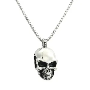 Pendentif tête de mort en acier inoxydable poli style punk avec chaîne maille box