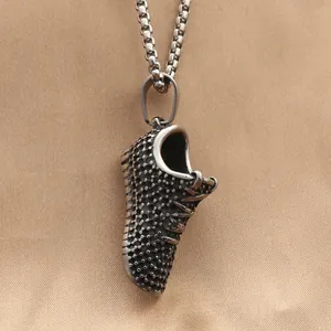 Retro titanium stalen sneaker hanger met parelketting in industriële punkstijl
