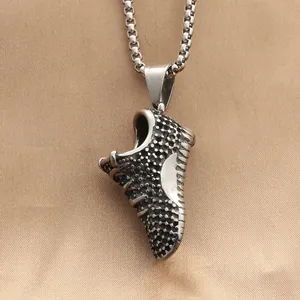 Punk roestvrijstalen sneaker hanger ketting met realistische textuur op bruine achtergrond