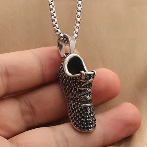 Punk sneaker hanger van roestvrij staal met textuur details aan een vierkante parelketting