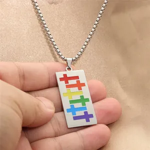Collana in acciaio al titanio con sei croci color arcobaleno su un ciondolo in argento