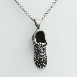 Macro-opname van roestvrijstalen sneakerhanger met textuur aan een fijne boxketting