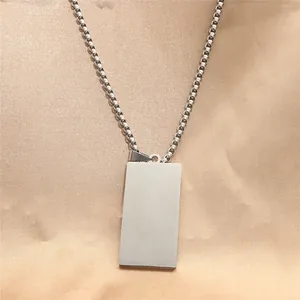 Collana minimalista in acciaio argentato con piastrina su tessuto di raso champagne