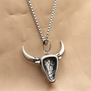 Pendentif tête de taureau vintage en acier inoxydable argenté avec chaîne maille box