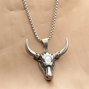 Détail du pendentif tête de taureau avec pierre blanche et chaîne en acier argent