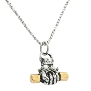 Collana punk in acciaio inossidabile con pugno argento che tiene un manubrio dorato