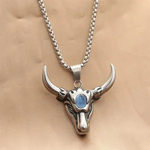 Détail du pendentif tête de taureau punk en acier titane avec pierre bleue et chaîne
