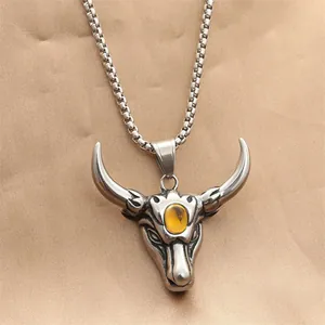 Vue détaillée du pendentif tête de taureau punk avec ambre et chaîne sur soie