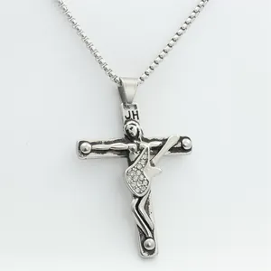 Détail du pendentif croix punk en acier avec un guitariste et des strass étincelants