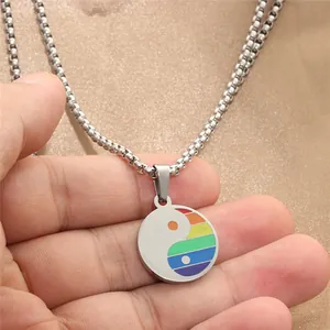 Pendentif Tai Chi arc-en-ciel en acier inoxydable avec émail coloré et chaîne box