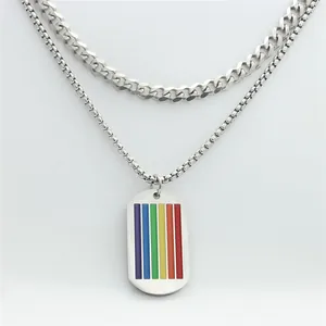 Dettaglio della collana a strati argento con ciondolo rettangolare in smalto arcobaleno