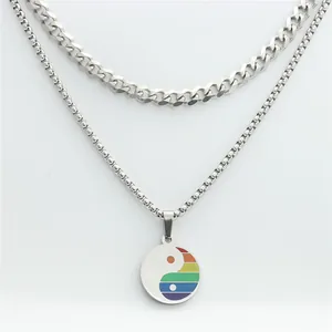 Détail d'un collier punk double couche avec pendentif Tai Chi arc-en-ciel coloré