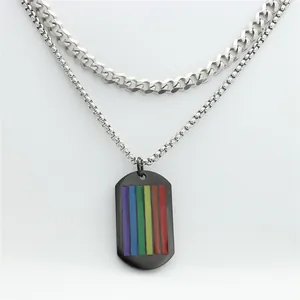 Dettaglio di una collana punk a doppio strato con piastrina militare nera a strisce arcobaleno