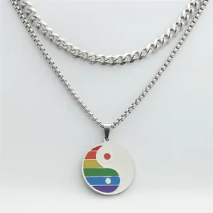 Détail du collier double rangée en acier inoxydable avec pendentif Yin Yang arc-en-ciel
