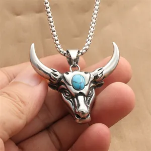 Détail du pendentif tête de taureau style punk avec pierre turquoise et chaîne argent