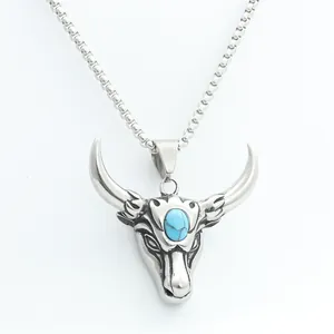 Gros plan du pendentif tête de taureau punk en acier vintage avec pierre turquoise